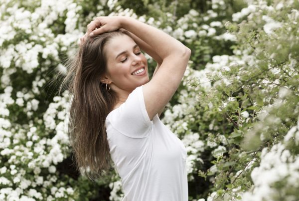 vue-cote-smiley-femme-min